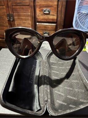 Authentic Brand New, Balenciaga Women’s Shiny Black Cat-Eye Sunglasses